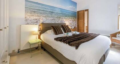 Bright 2BR retreat w/ Wifi & workspace