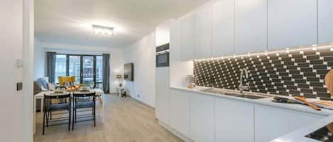 Kühlschrank, Mikrowelle, Ofen, Herdplatte