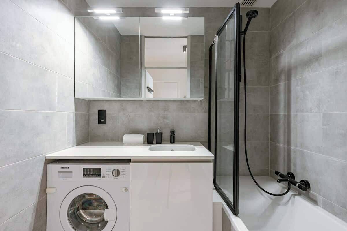 Douche, séchoir à cheveux, serviettes fournies, shampooing