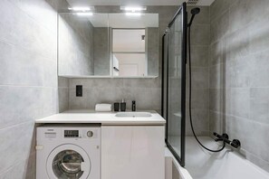 Een douche, een haardroger, handdoeken, shampoo