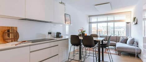 Frigorífico, microondas, horno y placa de cocina