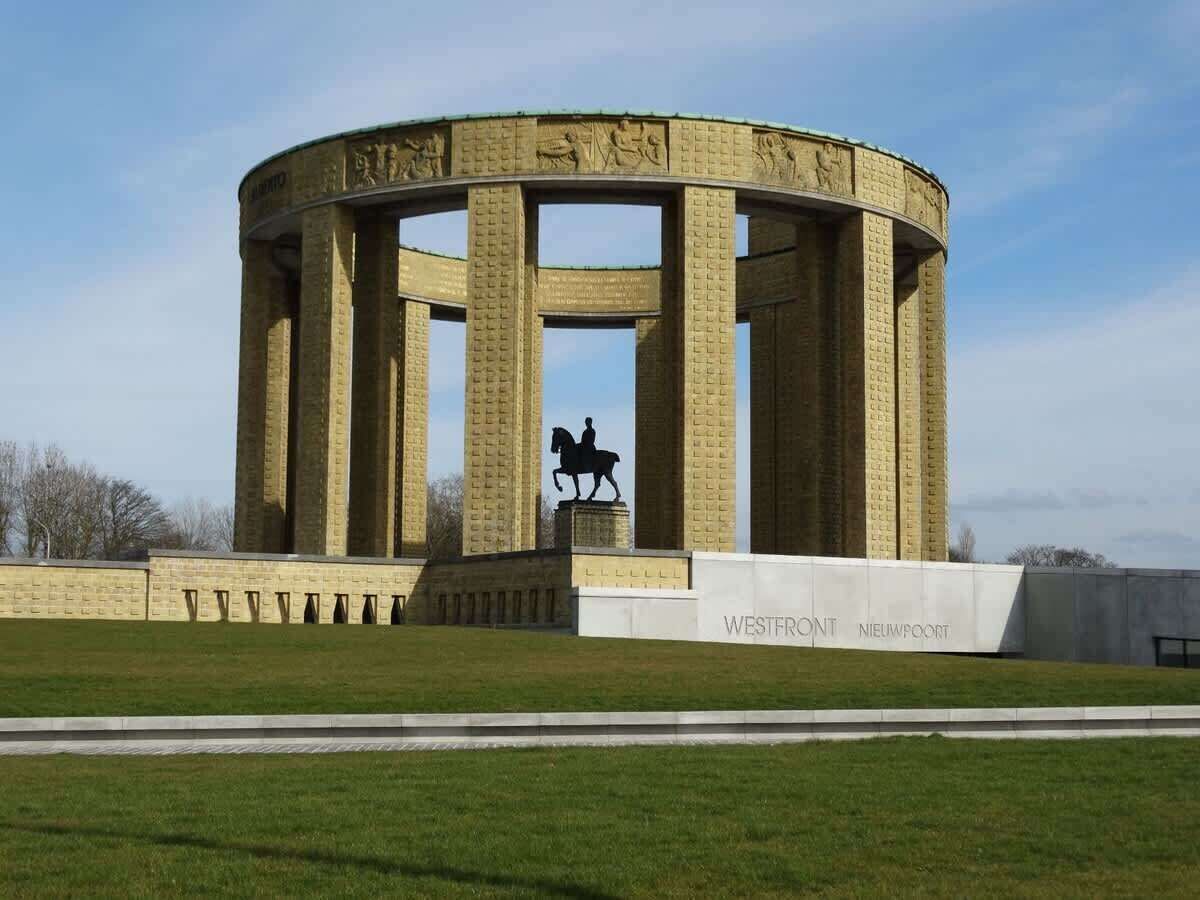 Un edifici circular amb columnes i una estàtua d'una persona a cavall.