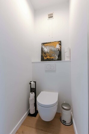 Shower, hair dryer, towels, shampoo
