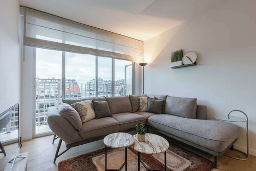 Bright Modern Apartment with Sea Views