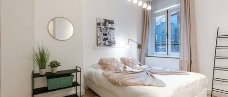 5 bedrooms, iron/ironing board, WiFi, bed sheets