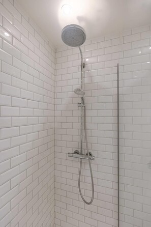 Shower, hair dryer, towels, shampoo - Casiola - Modern 2 bedroom in centre of Knokke (Knokke-Heist)