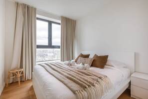 2 bedrooms, desk, WiFi, bed sheets