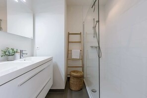Shower, hair dryer, towels, shampoo