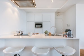Kühlschrank, Mikrowelle, Ofen, Herdplatte