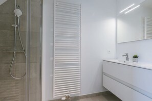 Shower, hair dryer, towels, shampoo - Casiola - Beautiful apartment on a great location (Knokke-Heist)