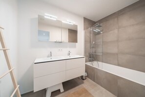 Shower, hair dryer, towels, shampoo - Apartment with private pool + fitness acces (Oostende)