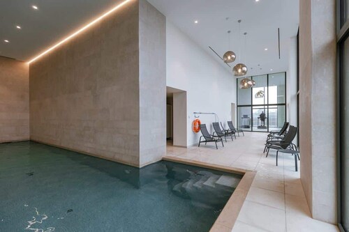 Beachside apartment w/ pool & gym access