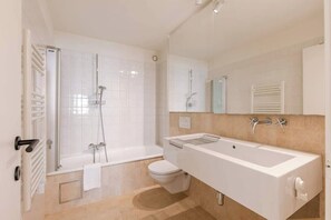 Dusche, Haartrockner, Handtücher, Shampoo