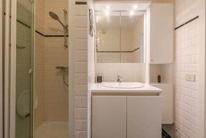 Shower, hair dryer, towels, shampoo - Casiola - Top located apartment with parking (Knokke-Heist)