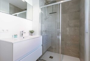 Shower, hair dryer, towels, shampoo - Casiola - Exquisite apartment on a great location (Knokke-Heist)