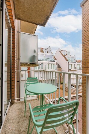 Outdoor dining - Centrally located apartment near beach and shops! (Knokke-Heist)