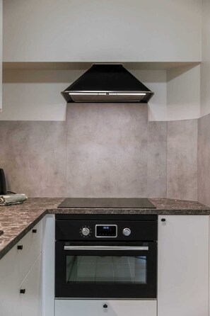 Fridge, microwave, oven, stovetop - Centrally located apartment near beach and shops! (Knokke-Heist)