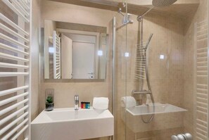 Shower, hair dryer, towels, shampoo - Casiola - Unique apartment with sea-view near the (Knokke-Heist)