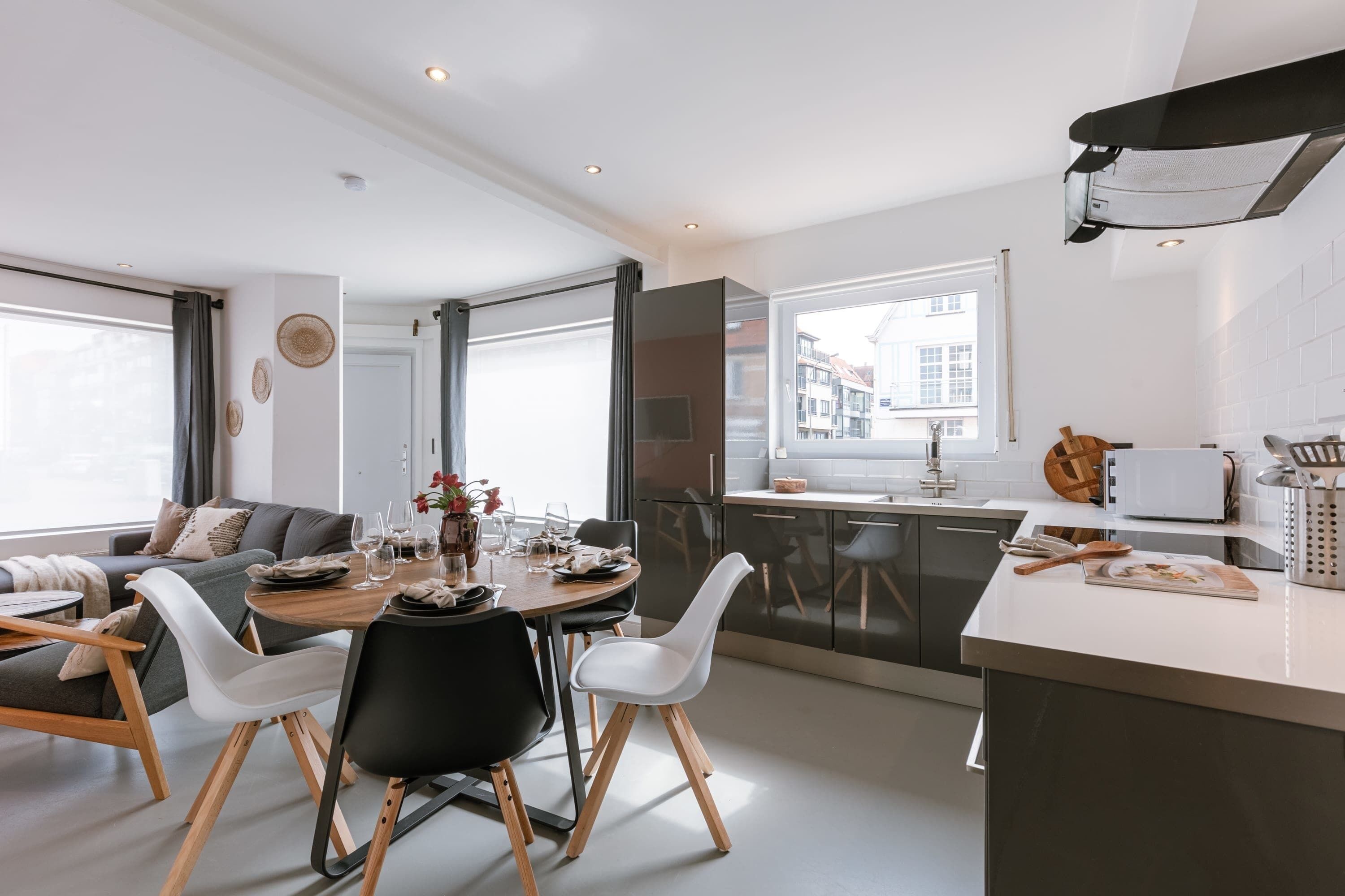 Une cuisine moderne avec un coin repas, une grande fenêtre et une vue sur la ville.
