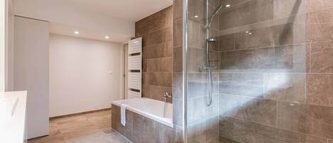 Douche, séchoir à cheveux, serviettes fournies, shampooing