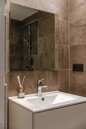 Shower, hair dryer, towels, shampoo - Family Friendly Apartment with Sea View in Zeebrugge (Brugge)
