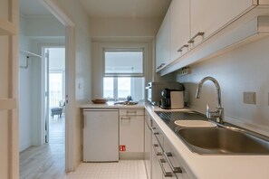 Kühlschrank, Mikrowelle, Herdplatte, Geschirrspüler