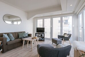 Fernseher, DVD-Player, Stereoanlage, Arbeitsbereiche