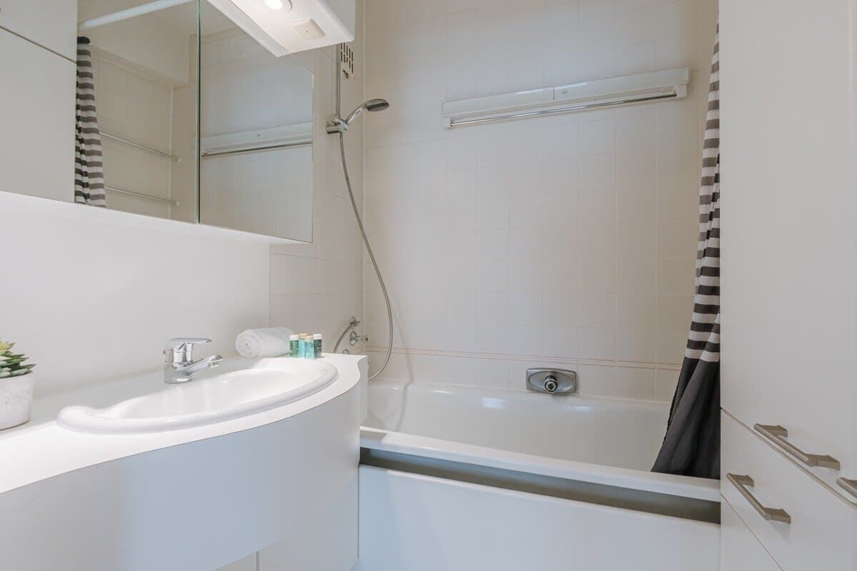 Dusche, Haartrockner, Handtücher, Shampoo