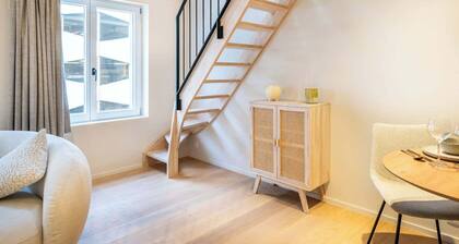 Light-filled duplex w/ workspace & TV