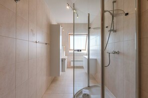 Shower, hair dryer, towels, shampoo - Comfortable Apartment with Scenic Views (De Haan)
