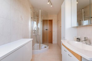 Shower, hair dryer, towels, shampoo - Casiola - Comfortable Apartment with Scenic Views (De Haan)