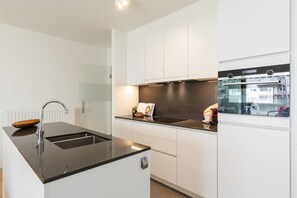 Fridge, microwave, oven, stovetop - Casiola - Lovely seaside apartment with terrace (Oostende)