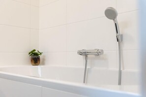 Douche, sèche-cheveux, serviettes fournies, shampoing