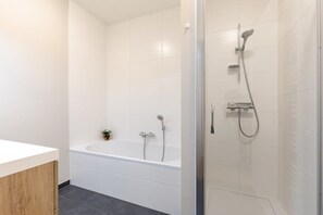 Shower, hair dryer, towels, shampoo - Casiola - Lovely seaside apartment with terrace (Oostende)