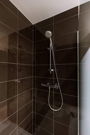 Douche, sèche-cheveux, serviettes fournies, shampoing