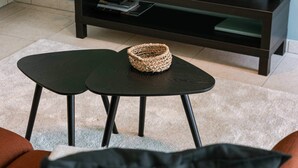 A modern living room with a flat-screen TV, a small table with a woven basket, a potted plant, and a brown sofa. - Cozy 2BR apartment w/ workspace & TV (Oostende)