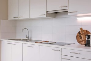 Fridge, microwave, oven, stovetop - Casiola - Cozy seaside apartment with terrace (Oostende)