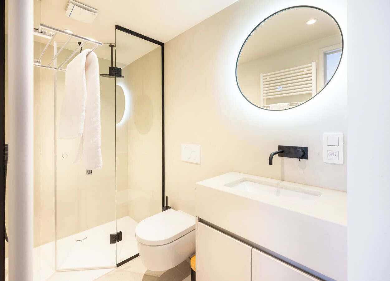 Shower, hair dryer, towels, shampoo