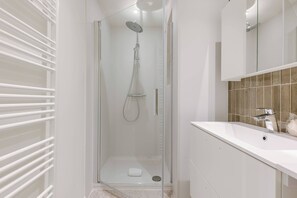 Shower, hair dryer, towels, shampoo - Cozy 2 bedrooms apt near beach (Knokke-Heist)
