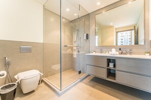 Regadera, secadora de cabello, bidet, toallas 
