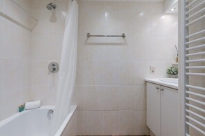 Shower, hair dryer, towels, shampoo - Casiola - Cosy apartment with frontal seaview (Nieuwpoort)