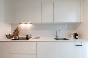 Geladeira, micro-ondas, fogão, cooktop