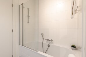 Dusche, Haartrockner, Handtücher, Shampoo