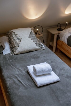 Iron/ironing board, WiFi, bed sheets