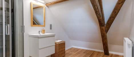 Douche, séchoir à cheveux, serviettes fournies, shampooing