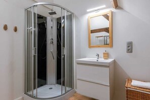 Shower, hair dryer, towels, shampoo - Casiola - Beautiful apartment on top location in G (Gent)
