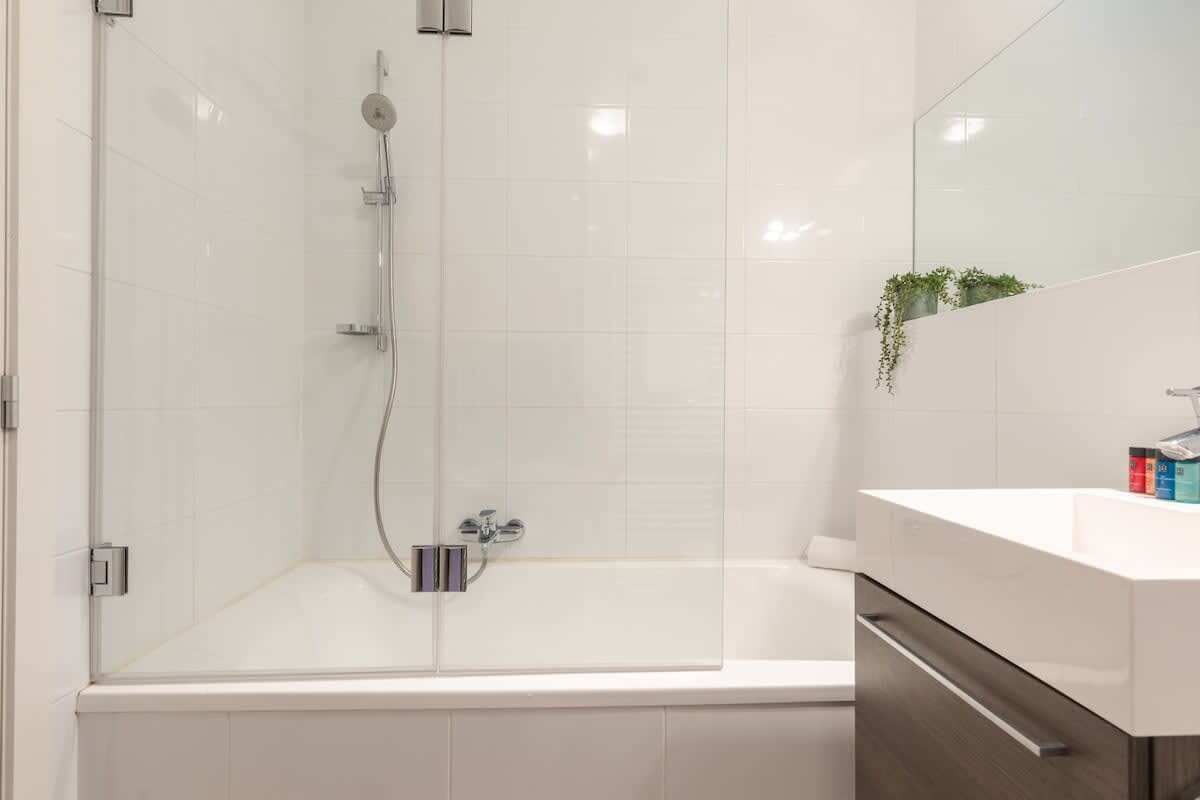 Shower, hair dryer, towels, shampoo