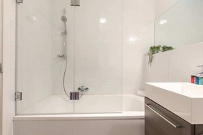 Bruser, hårtørrer, håndklæder, Shampoo