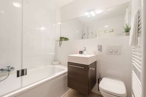 Dusche, Haartrockner, Handtücher, Shampoo