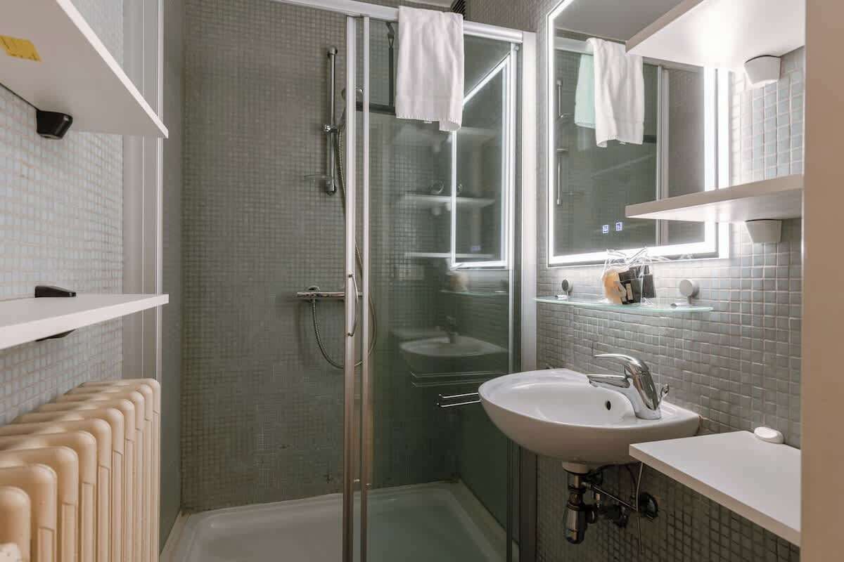 Douche, sèche-cheveux, serviettes fournies, shampoing